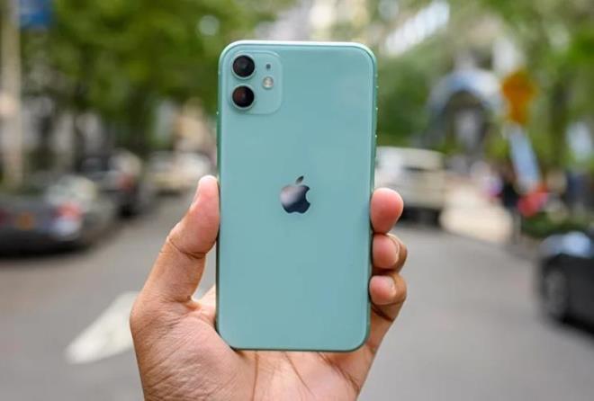 Apple, suya maruz kalan telefonlar iin pirin kullanm yerine cihazn iyi havalandrlan bir alanda kurumaya braklmasn tavsiye ediyor.