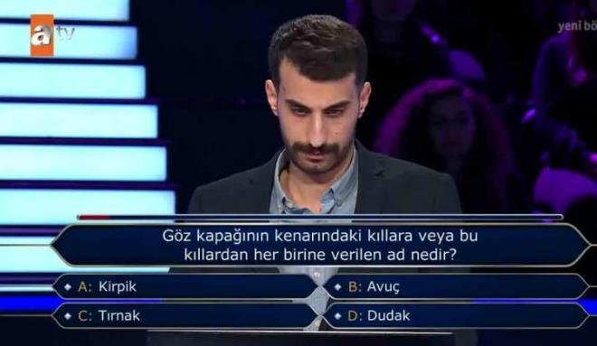 'akal ve akal' cevabn vererek 300 bin liralk soruyu bilen pek, unlar syledi:  <br>  "niversitedeki hocalarma selam gnderiyorum. Hocalarmz derste 'Bu bilgiler ne iimize yarayacak?' demeyin. Bir gn Milyoner'e katlrsnz orada sorarlar' derlerdi. Buraya gelmeden nce mer Kemiksiz adl hocam aradm, 'Bak imdi o bilgiler Milyoner'de iine yarayacak' dedi. Benim iin ok gzel bir duygu oldu."
