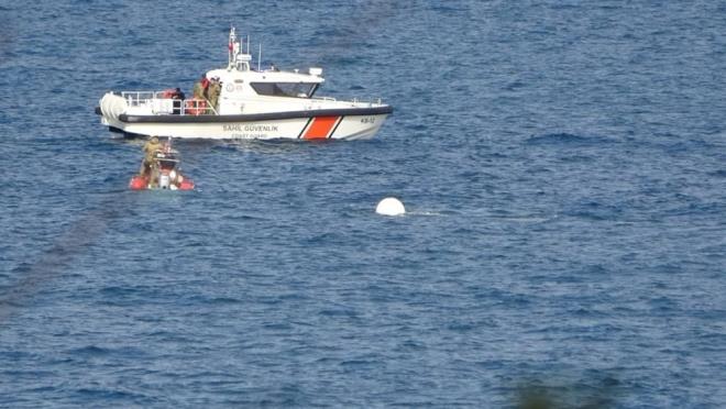 Olay yerinde itfaiye ekipleri de hazr bulunurken, SAS komandolar tarafndan yaplan ve saatler sren dalta pheli bir cisim tespit edildi.
