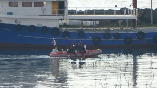 Tekneden kartlan cisme balanan amandra Sahil Gvenlik botu ile gvenli bir ekilde Mersin Ky aklarna getirildi.