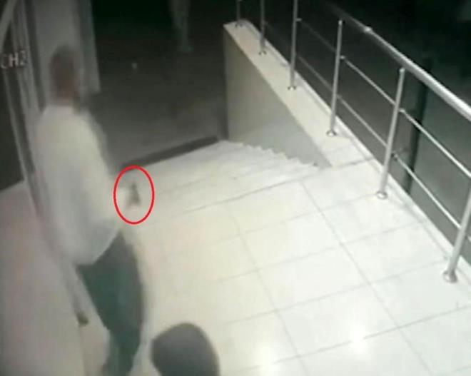 EVLLE ENGEL OLMAK N PLAN YAPTI    Sann olay tarihinden 1 ay nce F.A.?nn mteki A.E. ile evleneceini renmesi zerine bu evlilie engel olmak amacyla plan yapt belirtilen iddianamede, olay tarihinde yaad kyden kent merkezine tek bana gelerek dn salonunda bekledii anlatld.    ddianamenin devamnda sann, mteki A.E. ve F.A.?nn dn salonuna geldikleri esnada belinden kard tabancayla damada kar ldrmek amacyla yakn mesafeden 5 el ate ettii vurguland.