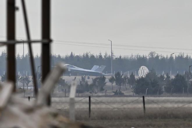 KAAN, sabah saatlerinde Mrted Hava Meydan'nda yeniden piste karak motor altrd ve ilk kez havaland.