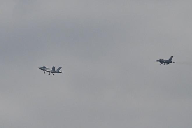 elik, paylamnda unlar kaydetti:    ''Cumhurbakanmz Sayn Recep Tayyip Erdoan'n kararll ile Gk Vatan'a kavuan 'KAAN' Trkiye Yzyl?nn byk gururlarndan biridir. Bu tarihi uuta emei geen herkesi ve tm TUSA ekibini gnlden tebrik ediyoruz.''