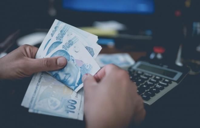 Getiimiz haftalarda Memur-Sen Genel Bakan Ali Yaln ve alma ve Sosyal Gvenlik Bakan Vedat Ikhan srpriz bir grme gerekletirmiti. Grmede birinci derecedeki tm memurlara 3600 Ek Gsterge verilmesi ile ilgili konu masaya yatrlmt.