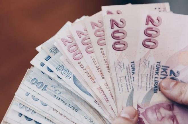 Trkiyede alma hayat yeniden dzenlenmeli, szleri ile arda bulunan uzman isim, 2008 ylnda dzenliyoruz ve buna reform yapyoruz, dediler. Ama bu yaplan reformdu. Halkn yararna olmayan, emekli aylklarn dren, birok yasal hakk elinden alan 5510 sayl yasa baa bela oldu, dedi.