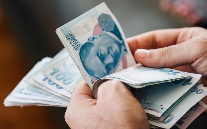 Saylar 500 bine yakn birinci derecedeki tm memurlara 3600 ek gsterge verilmesi iin almalar devam ederken yeni bir detay ortaya kt. zellikle tazminat ve emekli aylklarna etki edecei belirtilen 3600 Ek Gsterge dzenlemesinin 2008 sonras ie balayan devlet memurlarnn emekli maalarna etki etmeyecei dile getirildi. SGK Uzman zgr Erdursun, 1.10.2008 ncesi memur olan kiiye gre emekli aylklar yzde 30 daha az fark ediyor, diyerek tek tek anlatt.