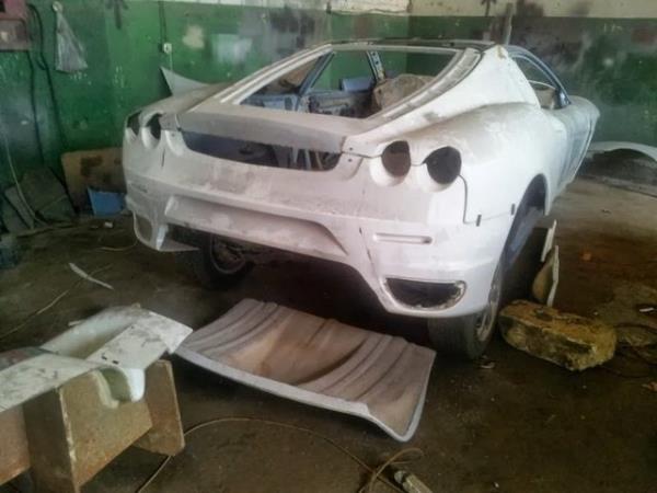 Bu otomobil bir Ferrari limuzin gibi duruyor deil mi? Aslnda bu araba Peugeot 406 Coupe'nin ta kendisi. te bir araba ustasnn arabasnda yapt mthi deiiklik.
