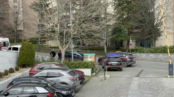 Olay yeri inceleme ekipleri evde aratrma yaparken, polis kaan katil zanlsn yakalamak iin alma balatt.