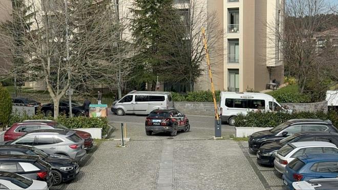 Olay yerine ok sayda polis ve salk ekibi sevk edildi.