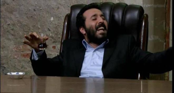 MUSTAFA STNDA KMDR VE KA YAINDA?     11 ubat 1977?de babasnn memleketi olan Safranbolu'da dnyaya gelen Mustafa stnda,  ocukluunu Adana'da geirdi.