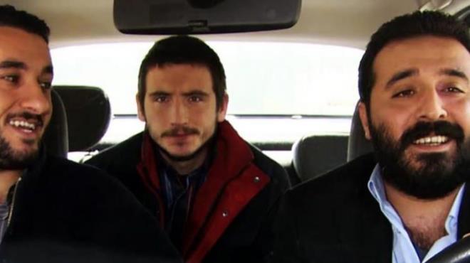 Henz be yandayken ablasn kaybeden Mustafa stnda,  Mjdat Gezen Sanat Merkezi Tiyatro Blm'nde tiyatro eitimi aldktan sonra Kocaeli Blge Tiyatrosu, Kartal Sanat lii ve MSM Oyuncular sahnelerinde rol ald. Ylan Hikayesi dizisiyle ilk kez kameralar karsna geen Mustafa stnda, en byk kn Kurtlar Vadisi Pusu dizisi ile yakalad.