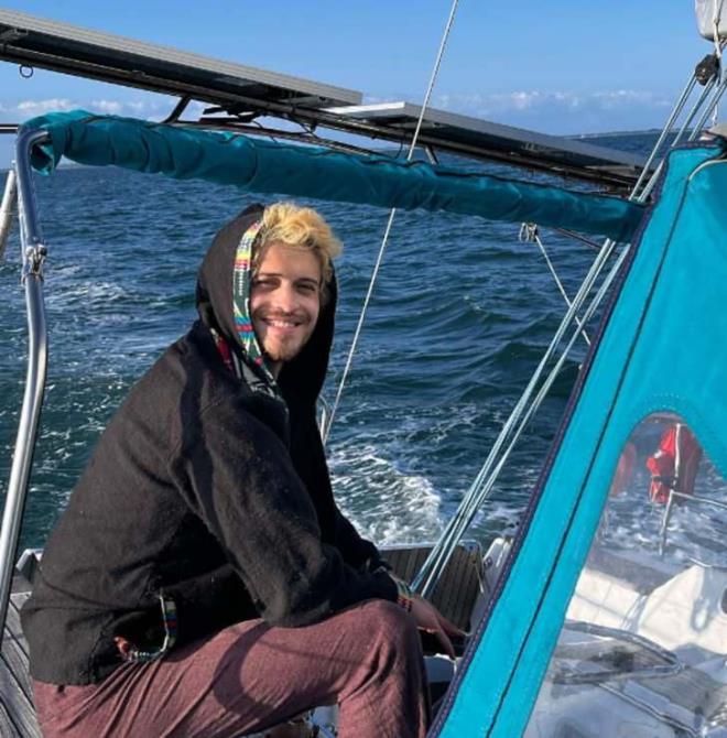 Salarn sarya boyatarak bambaka bir grnme kavuan nl ismin takipileri bu haline 'Bu nasl deiim' yorumunda bulundu.