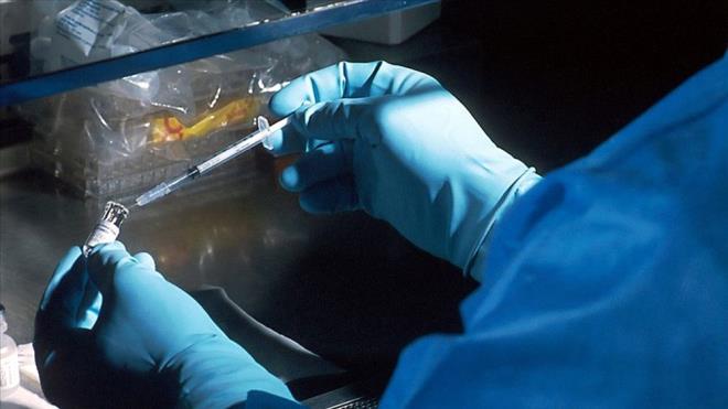 Salgn srecinde HIV testi yaptranlarn says azald. Damgalanma ve ayrmcla maruz kalma korkusu, hastalktan phe duyanlarn da testten uzak durmasna, tan almamasna neden olduunu syleyen Prof. Dr. Akhan, "HIV yle bir enfeksiyon ki 10 yl hibir ikayet yapmadan normal hayatn srdrlmesini salyor. Ama bu ekilde devam ederken immn sistemi ypratyor. Srekli bir sava oluyor. mmn yalanma deniyor buna. Eer 10 yl geirmise hastann geri dn ok zor oluyor. Mutlaka zerine gidilmesi gereken anonim test merkezleri olsun insanlar rahatlkla bunu nk bu da bir mcadele." dedi.    HIV, baklk yetmezliine neden oluyor. Erken tehis ve dzenli tedavi, hastalarn hayatlarn olaan ekilde srdrmesini salyor. Trkiye'de geen yln verilerine gre HIV ile yaayan 35 bin 807 kii var. HIV'n neden olduu enfeksiyonunun ileri evresi ise AIDS olarak adlandrlyor.