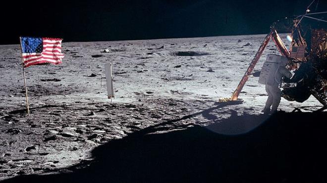 NEDEN APOLLO'YU TEKRARLAYAMIYORUZ?    NASA'nn 1960'lardaki Ay'a ini aracnn planlarn karp sfrdan yeniden yaratmasn beklemek gereki deil.    Bu grevlerde kullanlan teknolojilerin ou, getiimiz yarm yzylda bilgi ilem gc ve malzeme bilimlerinde yaplan byk atlmlar nedeniyle uzun sredir kullanmdan kaldrld.    Ay'a ini yapacak aralardaki her donanm paras, 20. yzyldakilerden ok farkl tasarlanan modern tedarik zincirlerinden alnmal veya yeniden tasarlanp retilmeli.    Apollo misyonlar, modern akll telefonlardan daha az gl bilgisayarlar tarafndan kontrol ediliyordu.    Ksaca Ay'a inebilmek iin ok daha karmak bir teknolojik sre yrtmek gerekiyor.