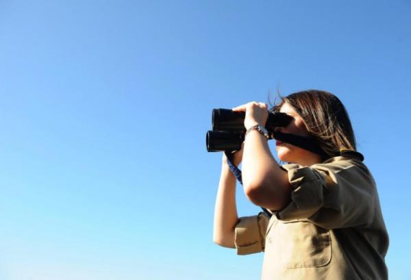 Tatbikat kapsamnda Aksaz Liman aklarndaki faaliyetlerini srdren sava gemisi Barbaros Frkateyni'nin 200 personeli arasnda grev yapan  kadn subay, zorlu grevler karsndaki baarl almalaryla dikkati ekiyor.