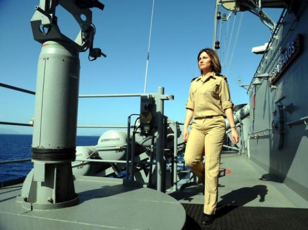 Deniz Kuvvetleri'ndeki tek kadn pilot olduunu kaydeden 15 yllk pilot Tosun, "Mustafa Kemal Atatrk'n verdii haklar doru yer ve zamanda kullanarak buralara geldik. Burada grev yapmaktan gurur duyuyorum. Gemide 7/24 harbe hazr bekliyoruz...