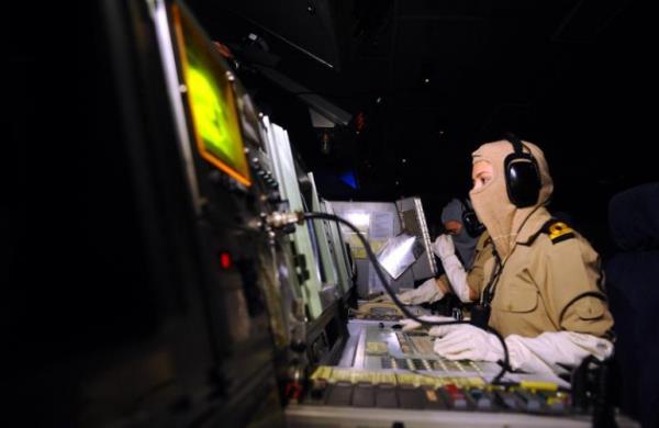 Deniz Harp Okulu'ndan geen yl mezun olan muhabere subay Temen Rmeysa ubuk, hem gemisinin dier gemilerle iletiimini salyor hem de sevk ve idareden sorumlu vardiya subay olarak grev yapyor.