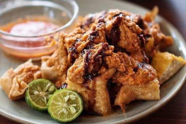 10 - ENDENOZYA/BANDUNG    Bilinen lezzetleri; Batagor, Mie kocok, Cireng, Siomay, Nasi kuning