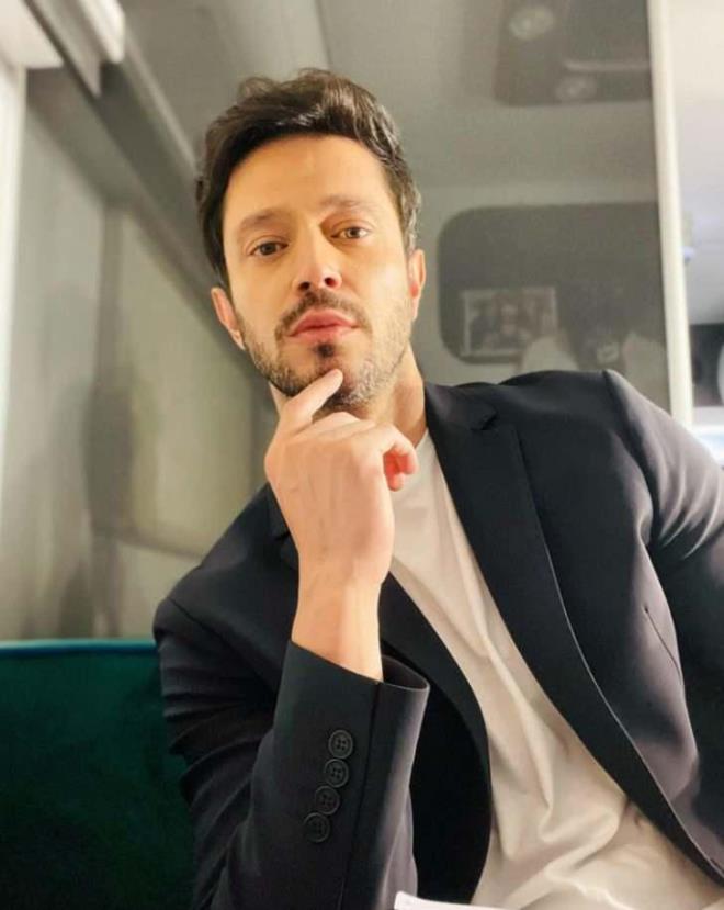 Havuzlu- baheli bir villa satn alan Murat Boz, villay kendi zevkine gre yeniden dekore ettirdii ileri srlyor.