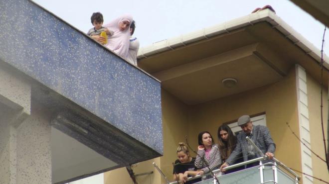 19 K KURTARILDI    Aralarnda kadn ve ocuklarn da bulunduu ou yabanc 19 kii itfaiye ekipleri tarafndan tek tek kurtarld.