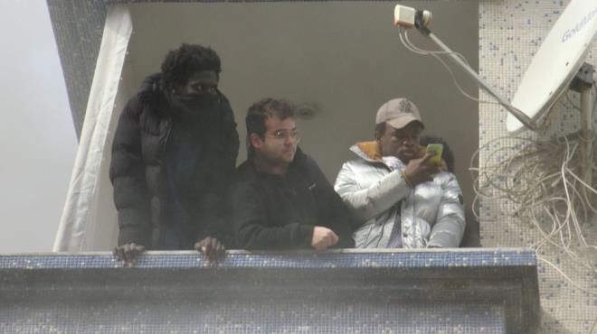 Dumandan etkilenenler salk ekiplerine teslim edilirken, 2 kii hastaneye kaldrld.