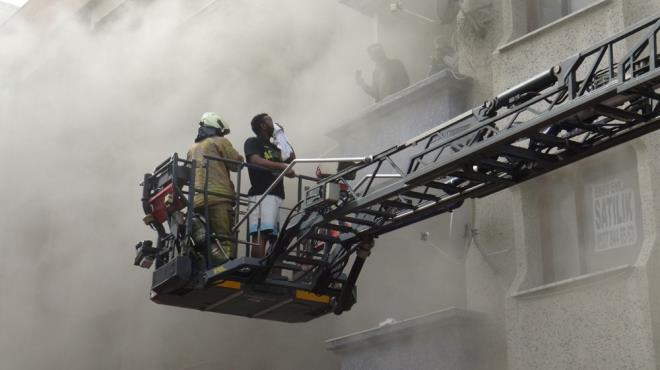 hbar zerine olay yerine gelen Avclar tfaiyesi ekipleri bir yandan yangn sndrrken, bir yandan da mahsur kalanlar kurtarmaya alt.
