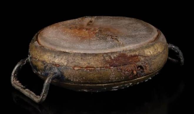 Mzayede evine gre, patlama blgesinden sa kalan nadir bir para olan erimi saat, patlamann etkisiyle kristal bulankla sebep olmasna ramen saatin ibreleri sabah 8:15'i gstermekte.