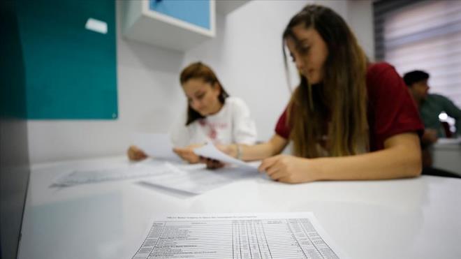 KMLER YKS BAVURUSU YAPABLR?    "2024-YKS'ye 2023-2024 retim ylnda ortaretim kurumlarnn son snfnda okumakta olan renciler, ortaretim kurumlarnn son snflarnda beklemeli durumda bulunanlar, ortaretim kurumlarn bitirmi olanlar snava bavurabilecek.    SYM tarafndan merkezi yerletirme yaplan programlar ve zel yetenek snav ile renci alan programlara girmek isteyen tm adaylarn YKS'ye girme zorunluluu bulunuyor.    TBTAK'n katld Uluslararas Bilim Olimpiyatlarnda altn, gm, bronz madalya alanlar ile Uluslararas ISEF Proje Yarmas ve AB Gen Bilim Adamlar Yarmasna katlarak birincilik, ikincilik, nclk dl alan adaylar, isterlerse kendi alanlarndaki yksekretim programlarna (burslu ve indirimli programlar hari) snavsz olarak kontenjan dnda SYM tarafndan yerletirildiklerinden bu adaylarn YKS'ye girme zorunluluu yer almyor ancak bu durumdaki adaylarn bavuru sresi iinde 2024-YKS bavurularn tamamlam olmalar zorunluluu bulunuyor."