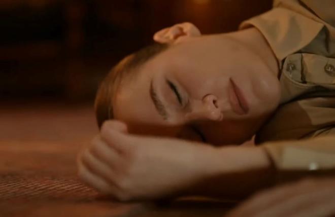 MDATLARINA MER YETT    mer son blmde; Aliye'yi karan Vicdan ve kran'n imdadna mer yetiti. Ald darbe ardndan baylan Aliye'yi yerde gren mer byk bir aknlk yaad.    mer, kendisine gelen Aliye'nin; "Beni derhal geri gtreceksiniz!" szne kar "Tek bir artla gtrrz, kzlar bize vereceksin." yantn verdi. "Bulmak zeredirler beni, buraya gelmeleri an meselesi" tehditi ie yaramayan Aliye, mer'in teklifini kabul etti.