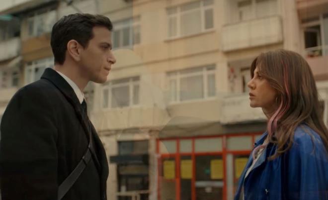 GAMZE GERE REND    mer-Gamze ayrlndan kendisinden sorumlu tutan Tahir, ikilinin konumasna tank olunca "Sorun dn geceyse, ocuklar zzet'in elinden kurtarmaya alnca olaylar byd. mer de gelip bizi kurtard oradan." dedi.    rendii gerek ardndan pimanlk yaayan Gamze, ayrlk nedeninin ule olmadn "Sana ka defa syledim. Ben yoruldum, tkendim.  Birbirimizi sulamamzdan yoruldum. Ben kendimi unuttum, benim kendimi hatrlamaya ihtiyacm var." szleriyle dile getirdi.