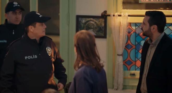 TAHR N YAKALAMA KARARI    Yaptklarn telafi etmek isteyen Tahir, herkesin olduu bir yemek dzenlemeye karar verdi.  Yemek gecesine ise Fatma'nn evi sattn aklamas ve polislerin Tahir'i almaya gelmesi damga vurdu. Polisler, Tahir hakknda yakalama karar olduunu sylediler.