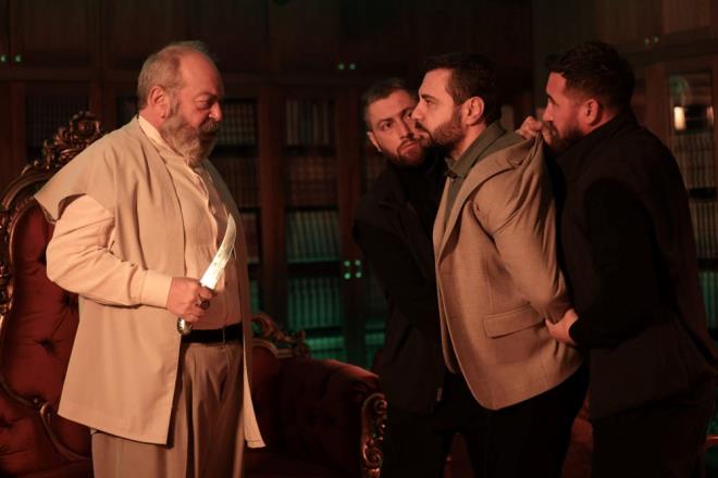 "BEN YANARSAM SEN DE YAKARIM"    Gereklerle yzleen Tahir, amcasn rehin almaya alt fakat baarl olamaynca zzet'in adamlar tarafndan kzlarn yanna kapatld. Ayn esnada Aliye ile birlikte Eda ve Nilfer'in zorla tutulduu yere gelen mer, ondan ald anahtarlarla ieri girdi. mer'in sayesinde Eda, Nilfer ve Tahir kurtuldu. Polis basknna urayan zzet ise kamay baard, kamadan nce ise Tahir'e "Ben yanarsam seni de yakarm." dedi.