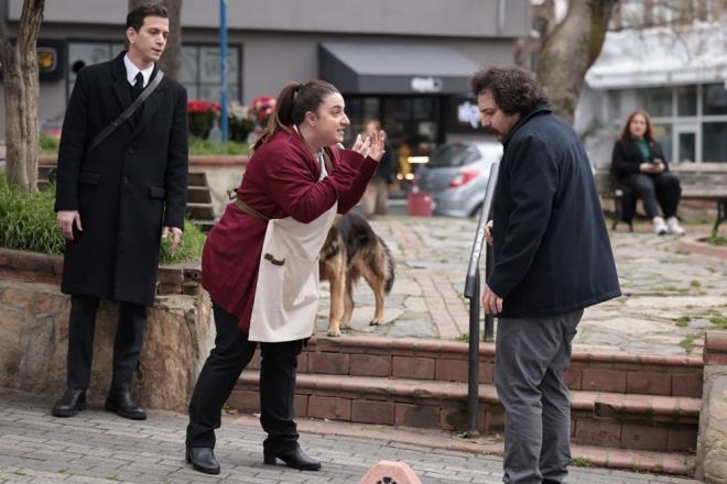 SADIK'A BYK OK    Trafik kontrolnde yeni ald araba alnt kan Sadk, byk bir ok yaad. Kendisine sz veren Sadk'n alnt araba aldn renen Nuran fenalat. Nuran tepkisini; "Bitirdin bizi, yaktn ya. Bana yalan syledin, sz verdin. Dedi mi imdi? Araba da araba. ocuum senden daha olgun." szleriyle gsterdi.