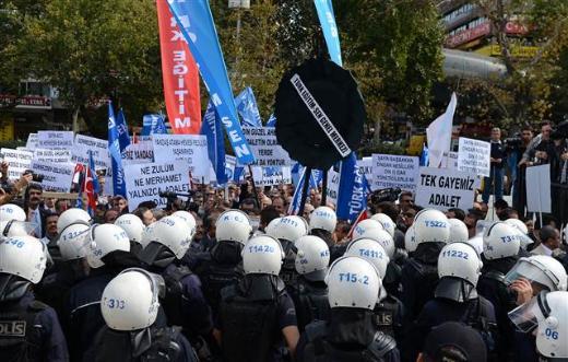 Teraziyi deviren Koncuk, daha sonra beraberindeki sendika yneticileriyle bakanln kapsna siyah elenk koydu.