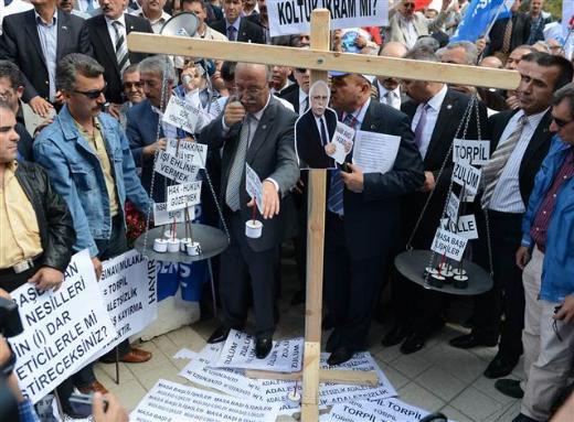 smail Koncuk, aklamann ardndan "Nabi Avc terazisi" ad verilen terazinin yanna giderek, Bakan Avc'nn bu terazinin bir kefesinde bulunan "nsan haklarna sayg, adaletli ynetim, hak-hukuk gzetme, liyakat ve kariyere gre ynetici seme, ii ehline verme, kul hakk yememek" yazl arlklar attn, dier kefede "zulm, hlle, masa ba kirli ilikiler, ahlakszlk, torpil, yandaa koltuk" yazl arlklar kaldn syledi.