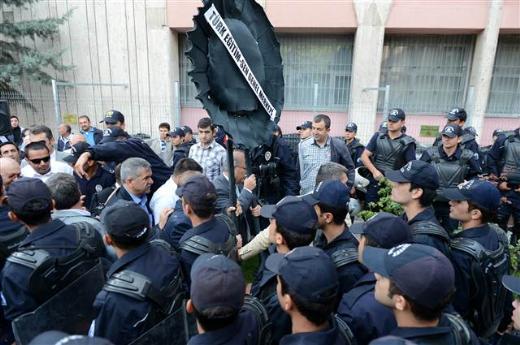 Ynetici atamalarnda adam kayrmaclk olduunu ne sren Koncuk, "nsanlar hak ettii makamlara hakkyla, aln teriyle gelmelidir" dedi.