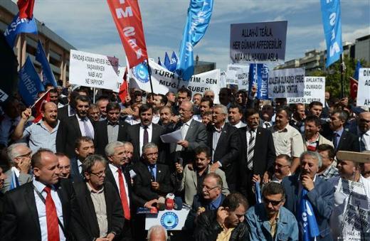 smail Koncuk, aklamann ardndan "Nabi Avc terazisi" ad verilen terazinin yanna giderek, Bakan Avc'nn bu terazinin bir kefesinde bulunan "nsan haklarna sayg, adaletli ynetim, hak-hukuk gzetme, liyakat ve kariyere gre ynetici seme, ii ehline verme, kul hakk yememek" yazl arlklar attn, dier kefede "zulm, hlle, masa ba kirli ilikiler, ahlakszlk, torpil, yandaa koltuk" yazl arlklar kaldn syledi.