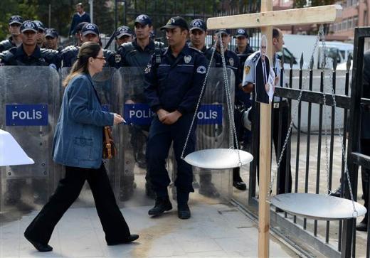 Bakanln Atatrk Bulvar tarafnda toplanan sendika yeleri, "Ne zulm ne merhamet, yalnzca adalet", "Kul hakkna riayet", "Yanda atama istemiyoruz" yazl dvizler tad.