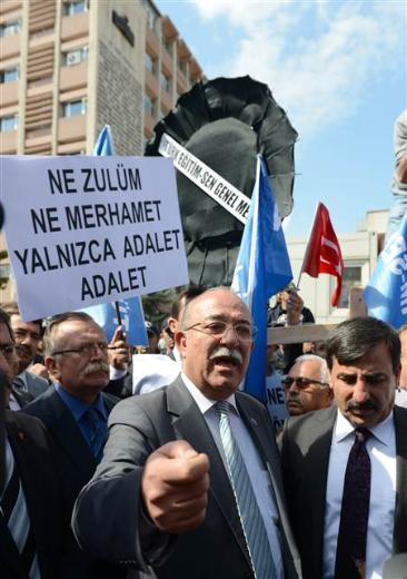 Benzer ierikli sloganlar atan eylemcilerin MEB bahesine girmesine polisin izin vermemesi zerine grup, Atatrk Bulvar'n bir sre trafie kapatt.