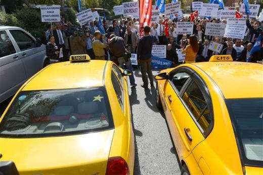 Grmelerin ardndan eylemciler, tekbir getirerek ve "Ne mutlu Trkm diyene" eklinde slogan atarak bakanln bahesine girdi.