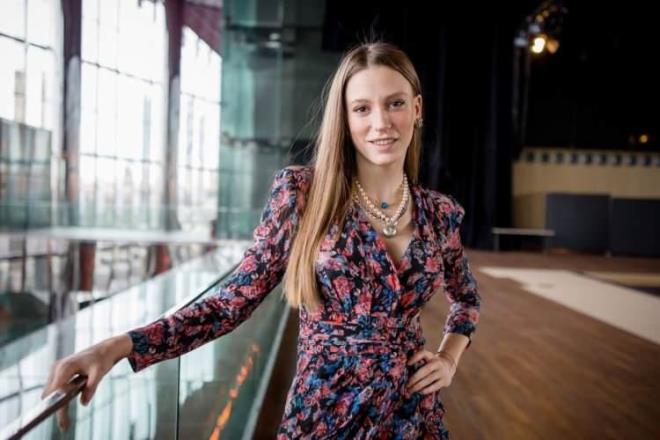 5- SERENAY SARIKAYA    Kvan Tatltu ile birlikte rol ald Aile dizisinde Devin karakterine hayat veren Serenay Sarkaya serveti tam 6 milyon dolar yani 186 milyon TL.