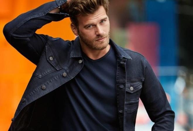 1- KIVAN TATLITU  Son olarak Aile dizisinde rol alan yakkl oyuncu Kvan Tatltu, dizi ve filmlerin yan sra birok reklam filminde de rol alyor. Tatltu'un serveti 15 milyon dolar yani 466 milyon TL.