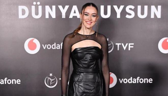 A Milli Kadn Voleybol Takm'nn en ok dikkat eken isimlerinden biri olan Zehra Gne, zel hayat ve kariyeri ile gndemden dmyor.