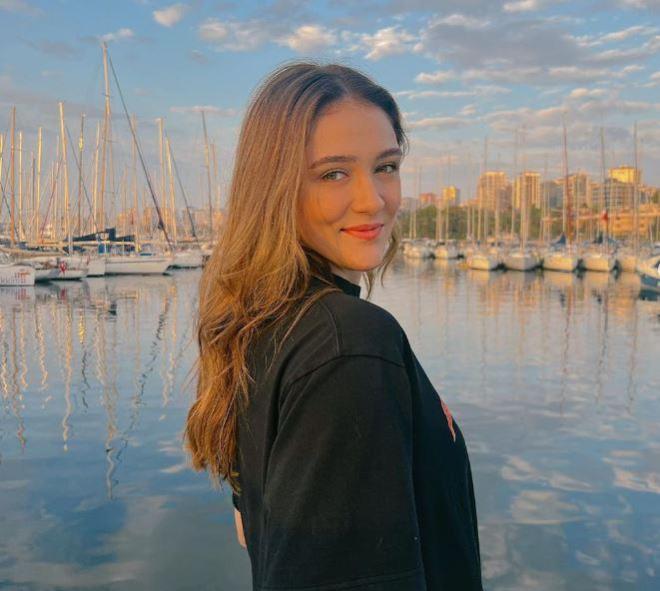 Dnyann en ok kazanan voleybolcular listesinde ilk 10'a giren Zehra Gne, serveti hakknda yatrm dersi ald syleniyor.