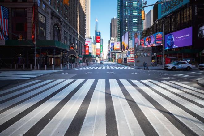Eer insanlar dnyadan kaybolsayd ve bir yl sonra Dnya'ya dnp olup bitenleri grebilseydiniz, ilk fark edeceiniz grdkleriniz deil, duymadklarnz olurdu.    Dnya o kadar sesiz olurdu ki insanlarn ne kadar grlt kardn o an fark ederdiniz.     nsanlarn olmad bir yln ardndan gkyz daha mavi, hava daha temiz olurdu.    Rzgr ve yamur Dnya'nn yzeyini temizler; insanlarn yaratt tm duman ve toz yok olurdu.