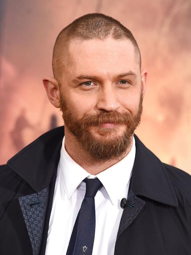 ARTKLASYON    Konuma esnasnda mrldanp mrldanmadmz, heceleyerek konumanz ya da kelimelerimizi mkemmel bir ekilde telaffuz edip etmediimiz de kiilik zelliklerimizle balantldr.    2021 ylnda yaplan bir aratrma, aktr Tom Hardy gibi mrldanan erkeklerin, mao olmakla balantl olduu iin kadnlar tarafndan daha ekici grldn ortaya koymutur.    te yandan erkekler, Elizabeth Hurley'nin zarif tonlar gibi net telaffuzlar kar cinste ekici buluyor nk bu kadnslkla ilikilendiriliyor.