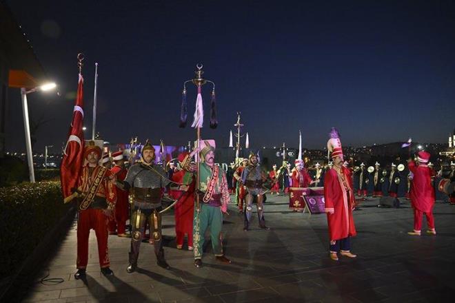 Gala programnda TRT Genel Mdr Zahid Sobac'nn konuma yapmasnn ardndan Mehter Takmnn gsteri sunduu programda, letiim Bakan Altun ve davetliler dizinin ilk blmn izledi.