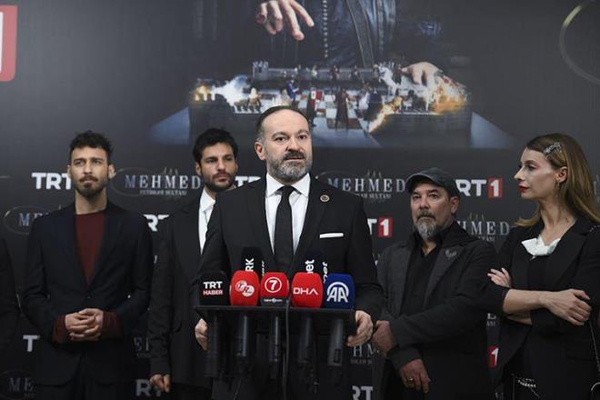 Yaynlanan birinci blmyle byk yank uyandran dizi hakknda yorumlarn aktaran letiim Bakan Fahrettin Altun, dizinin ok byk bir proje ve ciddi bir yatrm olduunu syledi ve bu projeyle Trkiye'nin popler kltr endstrisine, kltrel birikimine ve yaynclk hayatna ciddi bir katk yapmay temenni ettiklerini vurgulayarak, "Dizinin konusu, medeniyetler tarihi asndan, dnya tarihi asndan ok ama ok hayati bir aktr esas alyor. Fatih Sultan Mehmet'i ve Fatih Sultan Mehmet'in stanbul'un fethi bata olmak zere ortaya koyduu baarlar gsteriyor ve bunu hikaye ediyor. Bu dizi esas itibaryla Fatih Sultan Mehmet'in, Osmanl Devleti'ni kurumsallatran, gerek anlamda btn unsurlaryla devlet haline getiren bir hkmdar olduunu anlatyor." ifadelerini kulland.