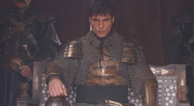 "Bu ynyle de gerekten bu diziyi ok nemsiyorum. Son 3 ylda kresel alanda Trk dizilerine olan talebin yzde 183 orannda arttn mutlulukla gryoruz. Bugn dnya genelinde bir milyara yakn insan Trk dizilerini izlemektedir ve bu ok kritik bir unsurdur. Gerekten de bu ynyle baktmzda gerek bir baaryla kar karyayz. unu da sylemek gerekir ki, bu retimler bizim kltrel smr dzenine kar, kresel emperyalizme kar, kltrel yozlatrma giriimlerine kar bir direni abamzdr. Bu ynyle de gerekten bu giriimleri ok nemsiyorum."