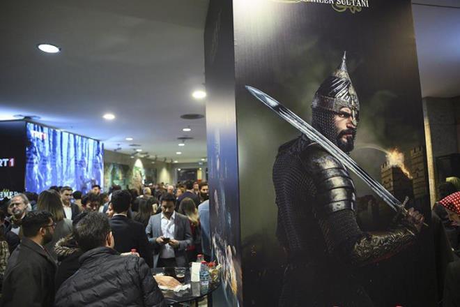 Sanatn, sinemann dilinin ok hayati olduuna da vurgu yapan Altun, "Dolaysyla sanatla, sinemayla, bizim tarihimizle barmamz, tarihimizin derinliklerini, gereini, btn boyutlaryla ortaya koymamz, bizim insanmza olan bir borcumuz esasnda. Sanatnn da topluma olan bir borcu esasnda. Hamdolsun son dnemde bu anlamda dizilerimiz, sinema sektrmz gerekten giderek gelimekte ve Trkiye markasna ok ciddi yatrm yapmaktadr." diye konutu.